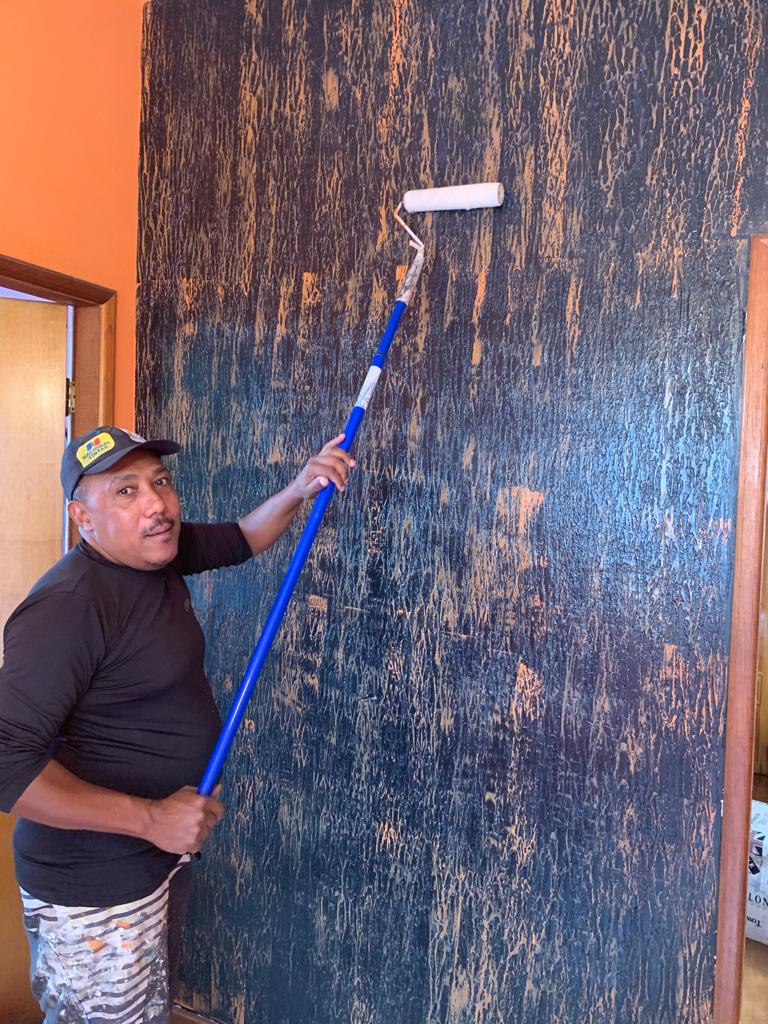 Pintor da JR Pinturas aplicando efeito em uma parede
